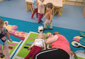 ciocia i dziewczynka leżą na dywanie udają śpiącego niedźwiedzia