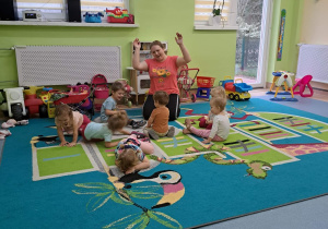 dzieci poupadały w zabawie kółko graniaste