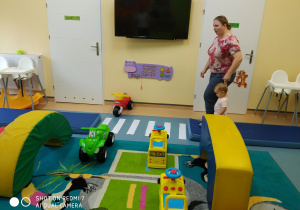 opiekunka z dzieckiem przechodzi przez pasy