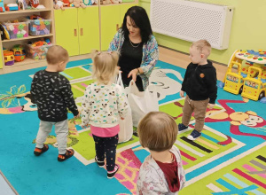 Wigilijny obiad oraz prezenty od Pani Dyrektor J.Kaliskiej