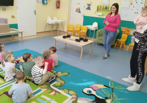opiekunki opowiadają dzieciom o zadaniu do wykonania