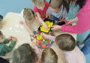 dzieci dokładaja dodatki na pizze