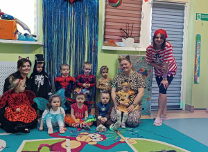 dzieci i opiekunki w przebraniach