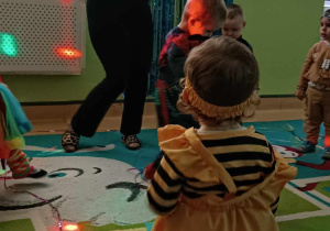 dzieci i opiekunka tańczą