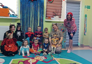 wspólne zdjęcie opiekunek i dzieci w przebraniach