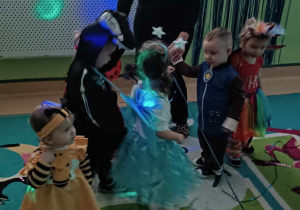 opiekunka tańczy z dziećmi
