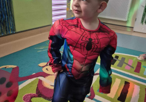 chłopiec przebrany za spidermana