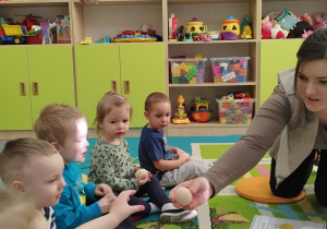 opiekunka rozdaje dzieciom jajka