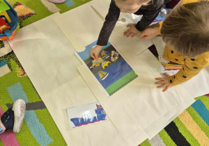 dzieci dokładają brakujące elementy do ilustracji