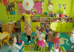 dzieci tańczą, pokazują wraz z panią wiosną