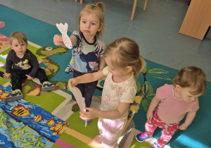 dziewczynka przygląda się rybce