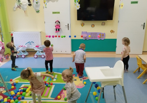 dzieci zbierają piłeczki i przyklejają do taśmy