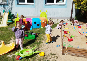 dzieci bawią się w piaskownicy
