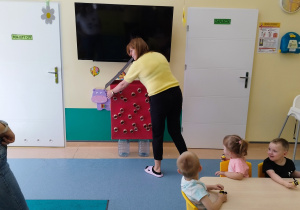 opiekunka wnosi do sali kartonowy ul