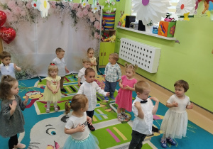 dzieci tańczą i pokazują do piosenki