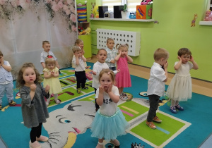 dzieci tańczą i pokazuja