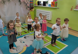 dzieci tańczą i pokazują
