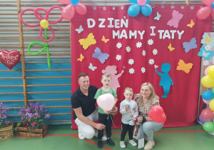rodzice z synami pozują do zdjęcia