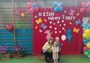 mama z dziećmi pozują do zdjęcia