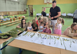 dzieci i rodzice tworzą prace