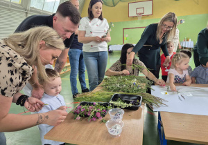 dzieci i rodzice tworzą pracę plastyczną