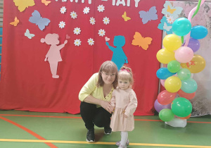 mama z córką pozuje do zdjęcia