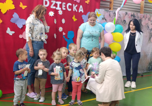 dzieci wraz z opiekunkami , panią dyrektor i panią burmistrz