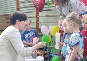 pani burmistrz rozdaje dzieciom prezenty