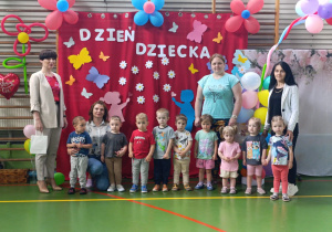 dzieci wraz z opiekunkami , panią dyrektor i panią burmistrz