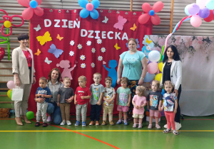 dzieci wraz z panią dyrektor, panią burmistrz i opiekunkami pozują do zdjęcia
