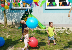 dzieci bawią się balonami