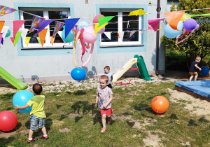 dzieci bawią się balonami