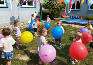 dzieci trzymają balony
