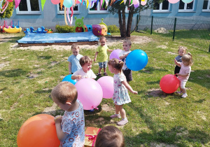 dzieci trzymają balony