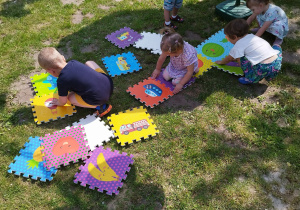 dzieci układają puzzle