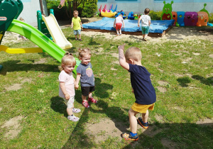 dziewczynki patrzą jak chłopiec tańczy