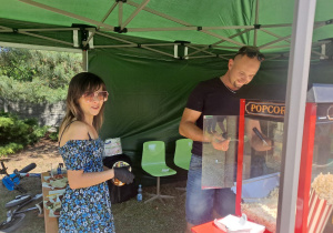 pan i pani robią popcorn