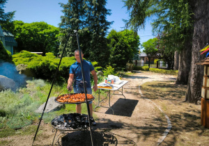pan pilnuje grilla