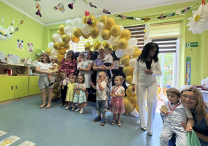 dzieci i ciocie ustawiają się do zdjęcia