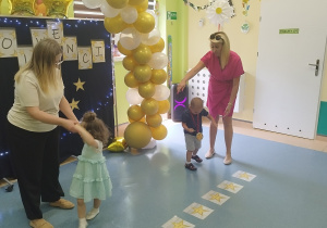 dzieci wraz z mamami tańczą