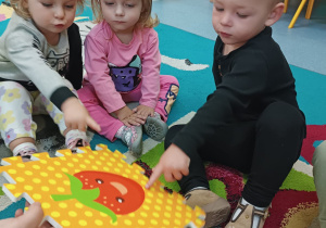 chłopiec pokazuje kropki na obrazku