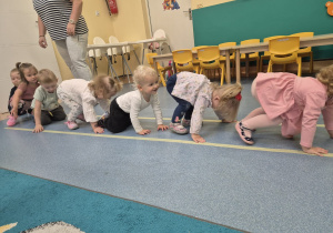 dzieci czworakują jedno za drugim