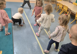 dzieci idą po dwóch liniach