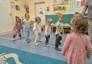 dzieci idą okrakiem