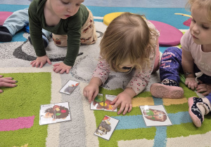 dziecko układa jeża z puzzli, dzieci się przyglądają