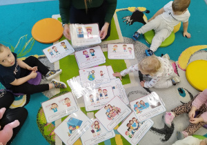 ilustracje przedstawiające prawa dzieci leża na dywanie