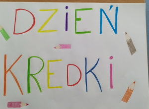 kolorowy napis na kartonie "Dzień kredki"