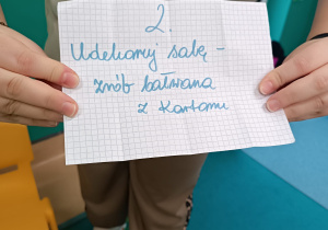 kartka z napisem- Udekoruj salę - zrób bałwana z kartonu