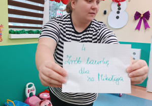 kartka z napisem- Zrób laurkę dla św. Mikołaja
