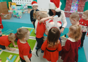 pani dyrektor na dywanie z prezentami i dziećmi